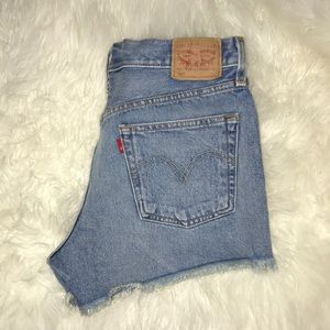 LEVI CUT OFF SHORTS